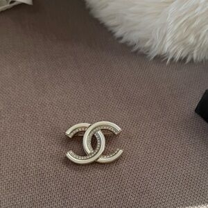 CHANEL CC Brooch / Pin – Champagne Gold with Crystals